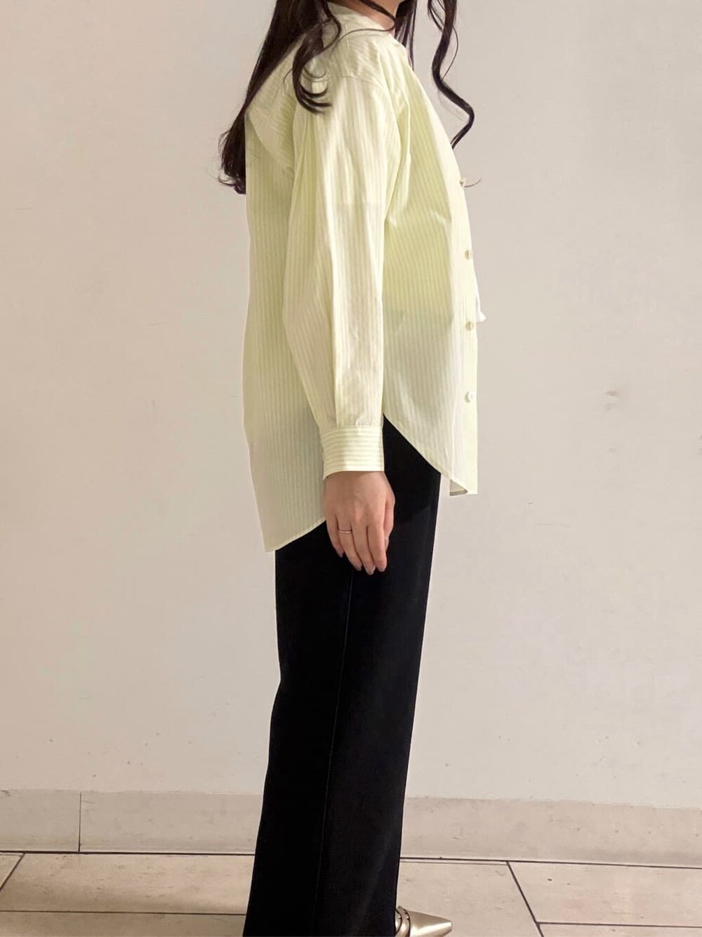 グリーン系のシャツ/ブラウス、ホワイト系のTシャツ/カットソー、ブラック系のその他パンツを着用したレディースの春コーディネートの7枚目の写真