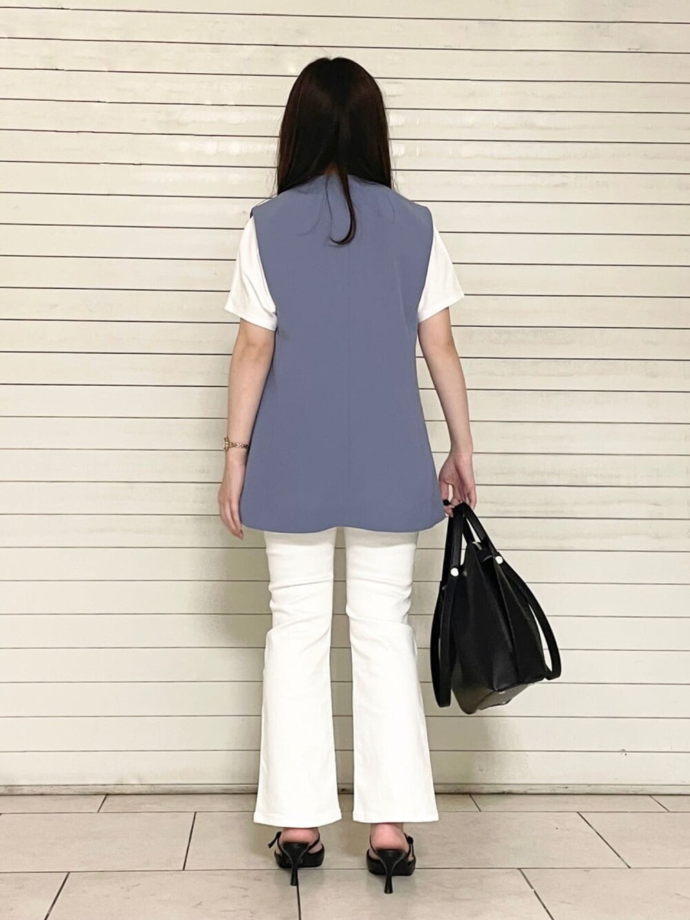 ブラック系のトートバッグ、ホワイト系のデニムパンツ、ホワイト系のTシャツ/カットソーを着用したレディースの夏コーディネートの3枚目の写真