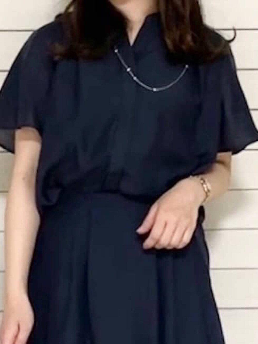 ブラック系のパンプス、イエロー系のショルダーバッグ、グレー系のシャツ/ブラウスを着用したレディースの春コーディネートの5枚目の写真