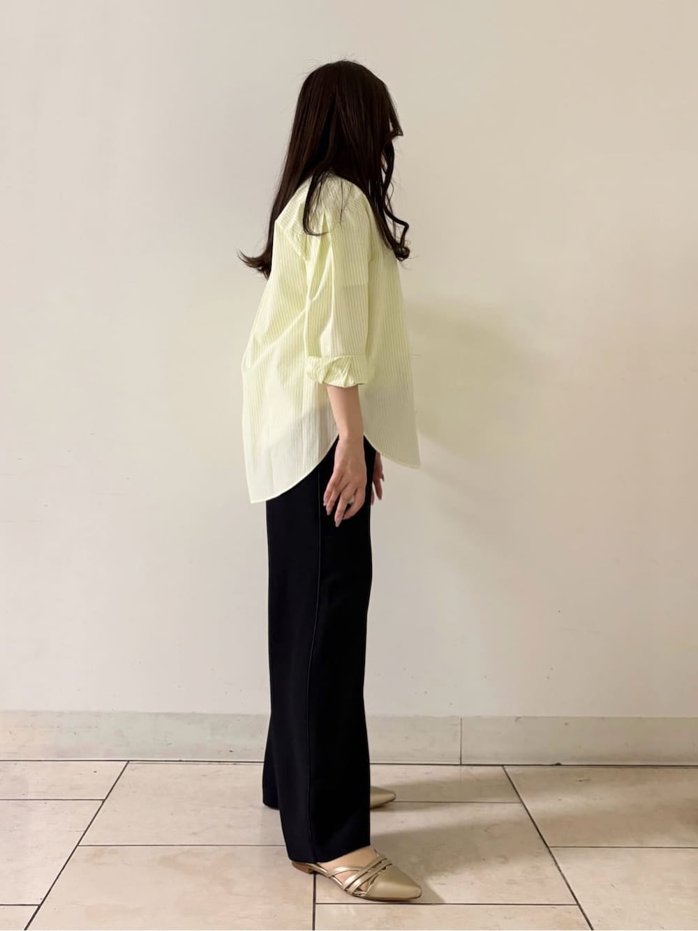 グリーン系のシャツ/ブラウス、ホワイト系のTシャツ/カットソー、ブラック系のその他パンツを着用したレディースの春コーディネートの4枚目の写真