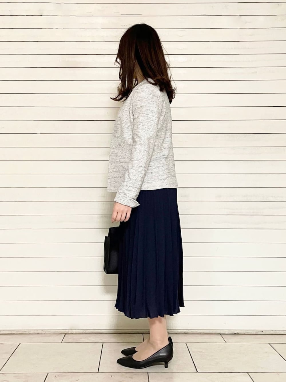 ホワイト系のシャツ/ブラウス、ブルー系のスカート、ブラック系のパンプスを着用したレディースの春コーディネートの3枚目の写真
