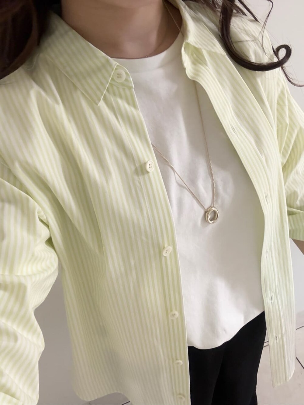 グリーン系のシャツ/ブラウス、ホワイト系のTシャツ/カットソー、ブラック系のその他パンツを着用したレディースの春コーディネートの8枚目の写真