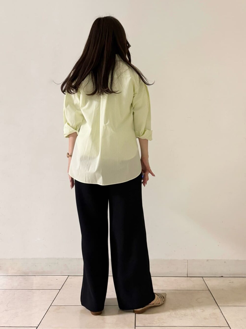 グリーン系のシャツ/ブラウス、ホワイト系のTシャツ/カットソー、ブラック系のその他パンツを着用したレディースの春コーディネートの3枚目の写真