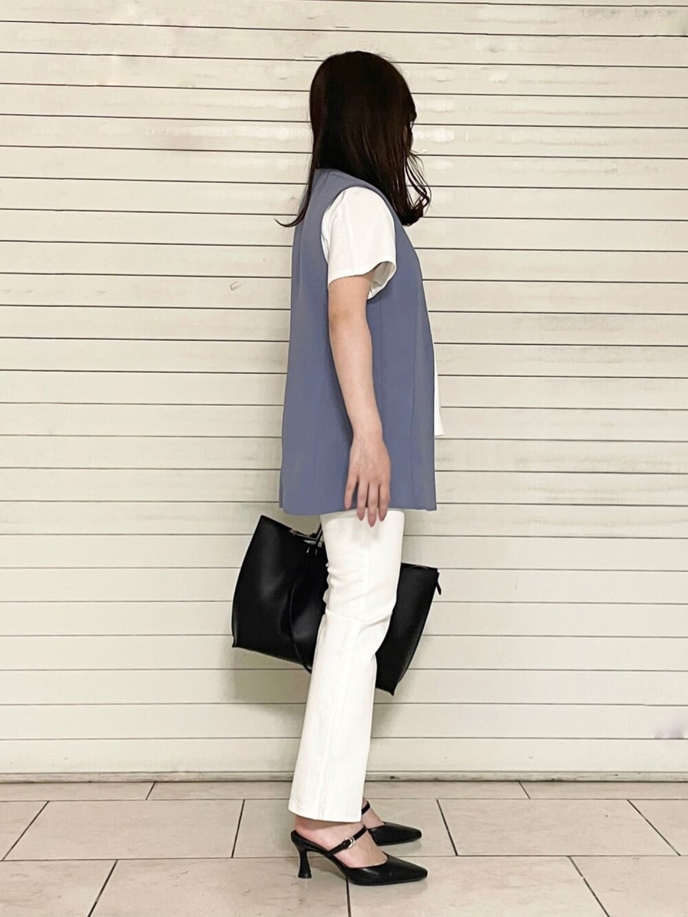 ブラック系のトートバッグ、ホワイト系のデニムパンツ、ホワイト系のTシャツ/カットソーを着用したレディースの夏コーディネートの2枚目の写真