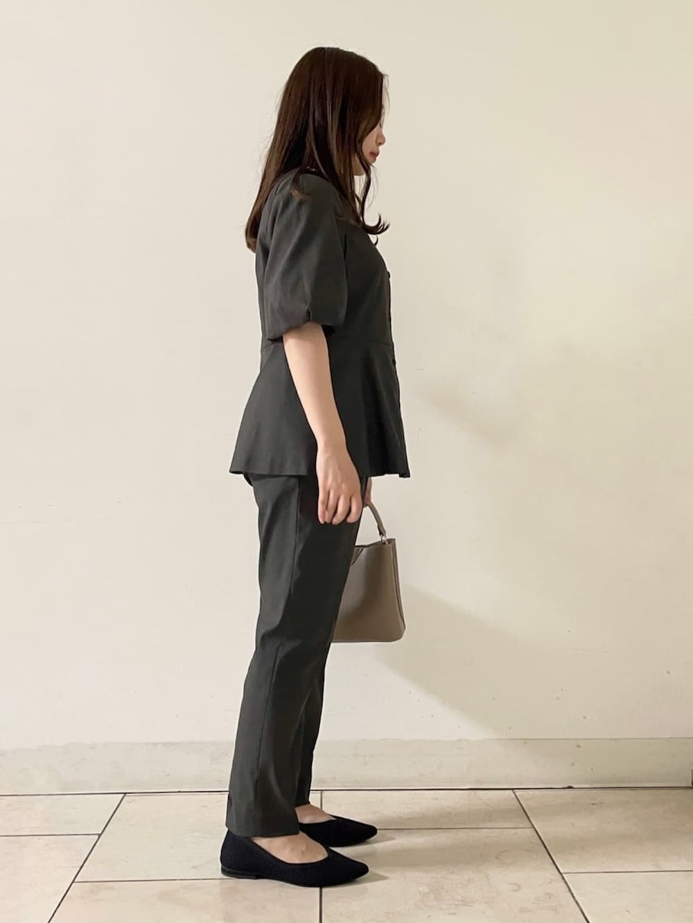 ブラウン系のその他パンツ、ブラウン系のシャツ/ブラウス、ベージュ系のショルダーバッグを着用したレディースの夏コーディネートの4枚目の写真