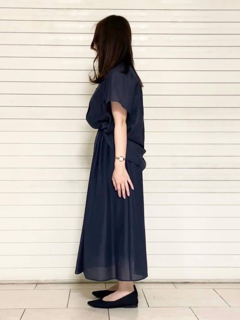 ブラック系のパンプス、イエロー系のショルダーバッグ、グレー系のシャツ/ブラウスを着用したレディースの春コーディネートの2枚目の写真