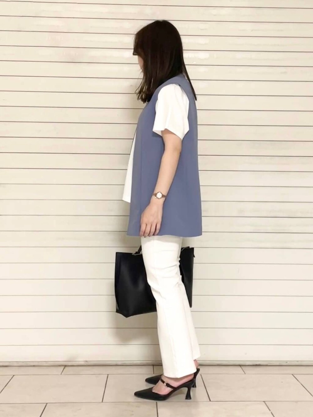 ブラック系のトートバッグ、ホワイト系のデニムパンツ、ホワイト系のTシャツ/カットソーを着用したレディースの夏コーディネートの4枚目の写真