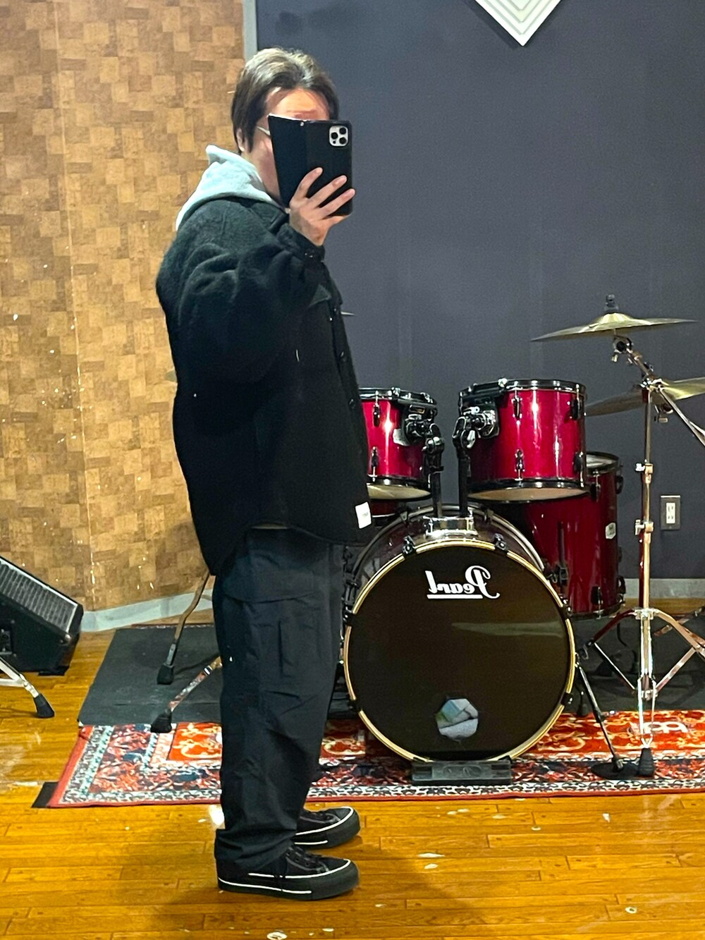 ブラック系のジャケット/アウター、グリーン系のカーゴパンツ、ブラック系のスニーカーを着用したメンズの冬コーディネートの3枚目の写真