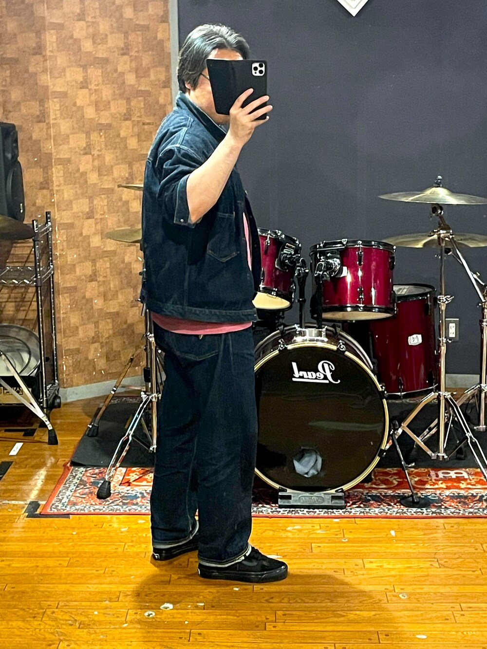 ブルー系のデニムジャケット、ピンク系のTシャツ/カットソー、ブラック系のスニーカーを着用したメンズの夏コーディネートの3枚目の写真