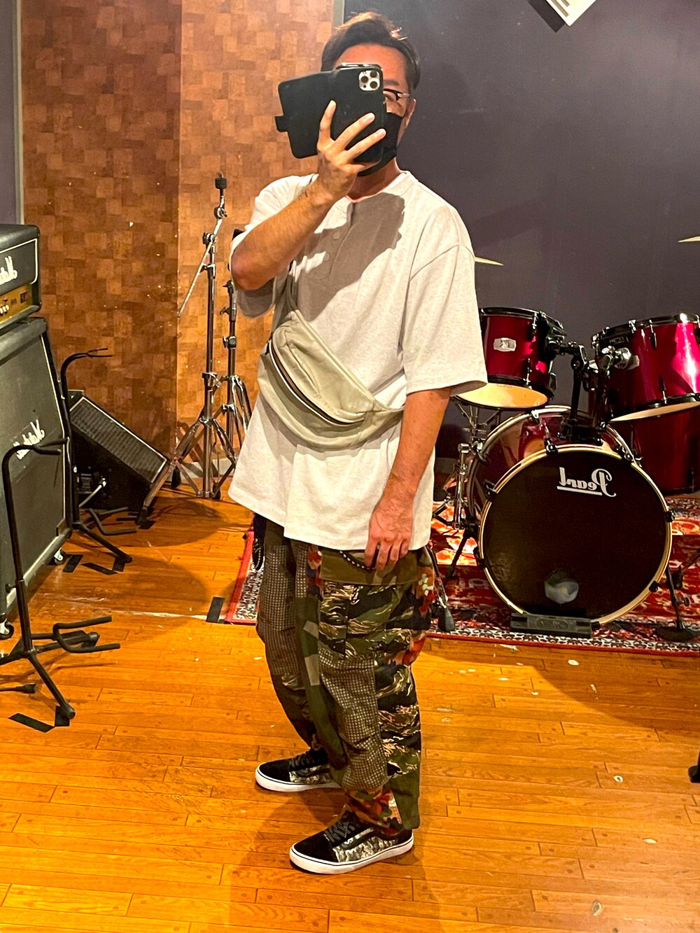 グレー系のTシャツ/カットソー、ホワイト系のショルダーバッグ、その他のカーゴパンツを着用したメンズの秋コーディネートの3枚目の写真