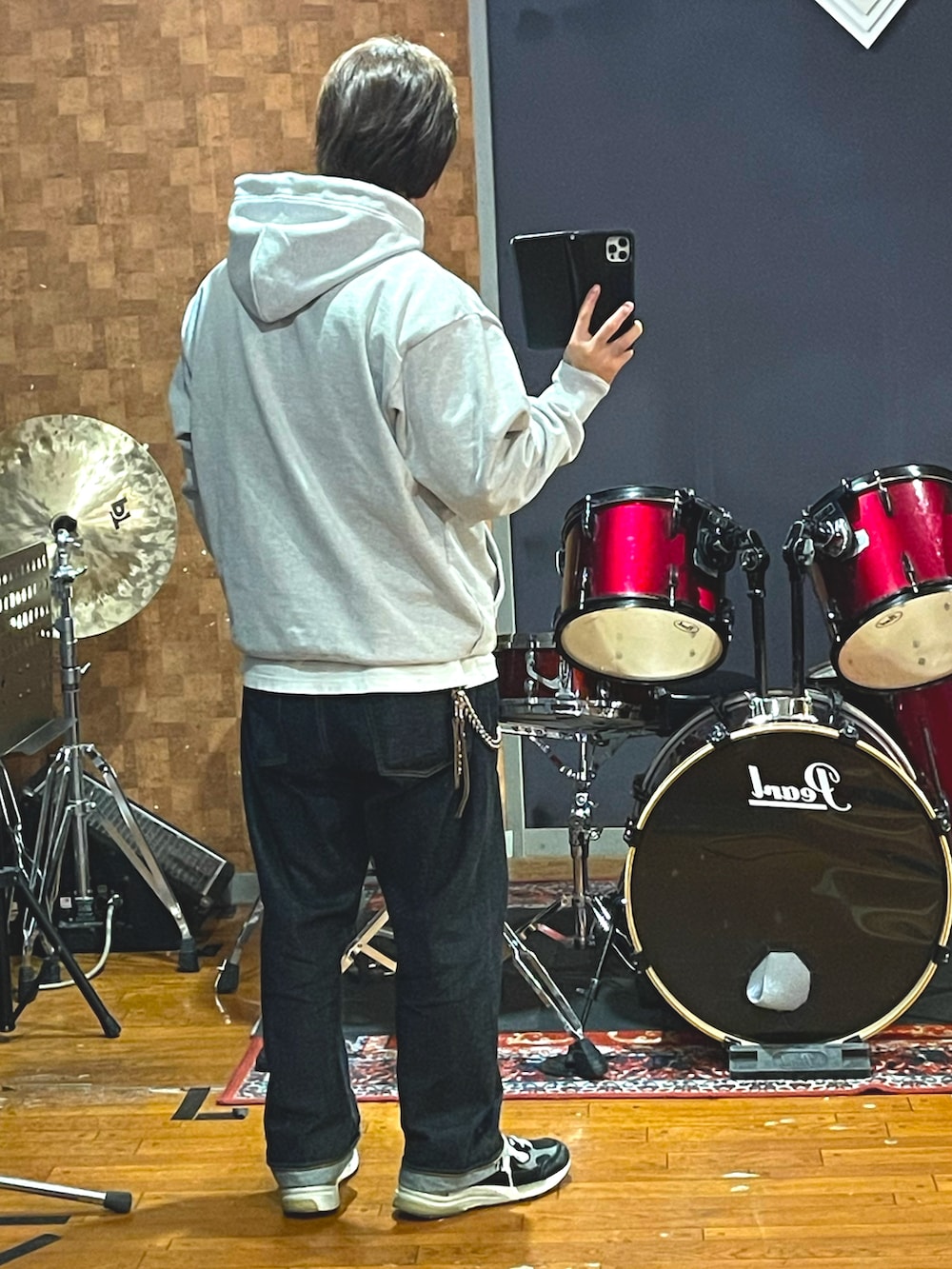 「wtaps、uchidahousei、New Balance、パーカー、厚手、デニム、スニーカー、ラフ、カジュアル、大人カジュアル、シンプルコーデ、おしゃれさんと繋がりたい、いいね、save、フォローお願いします🤑、ストリート、スニーカーコーデ」｜「WTAPSのアイテム（パーカー、グレー系）」を使った、minetoraさん（メンズ・171cm）の春コーディネートの4枚目の写真