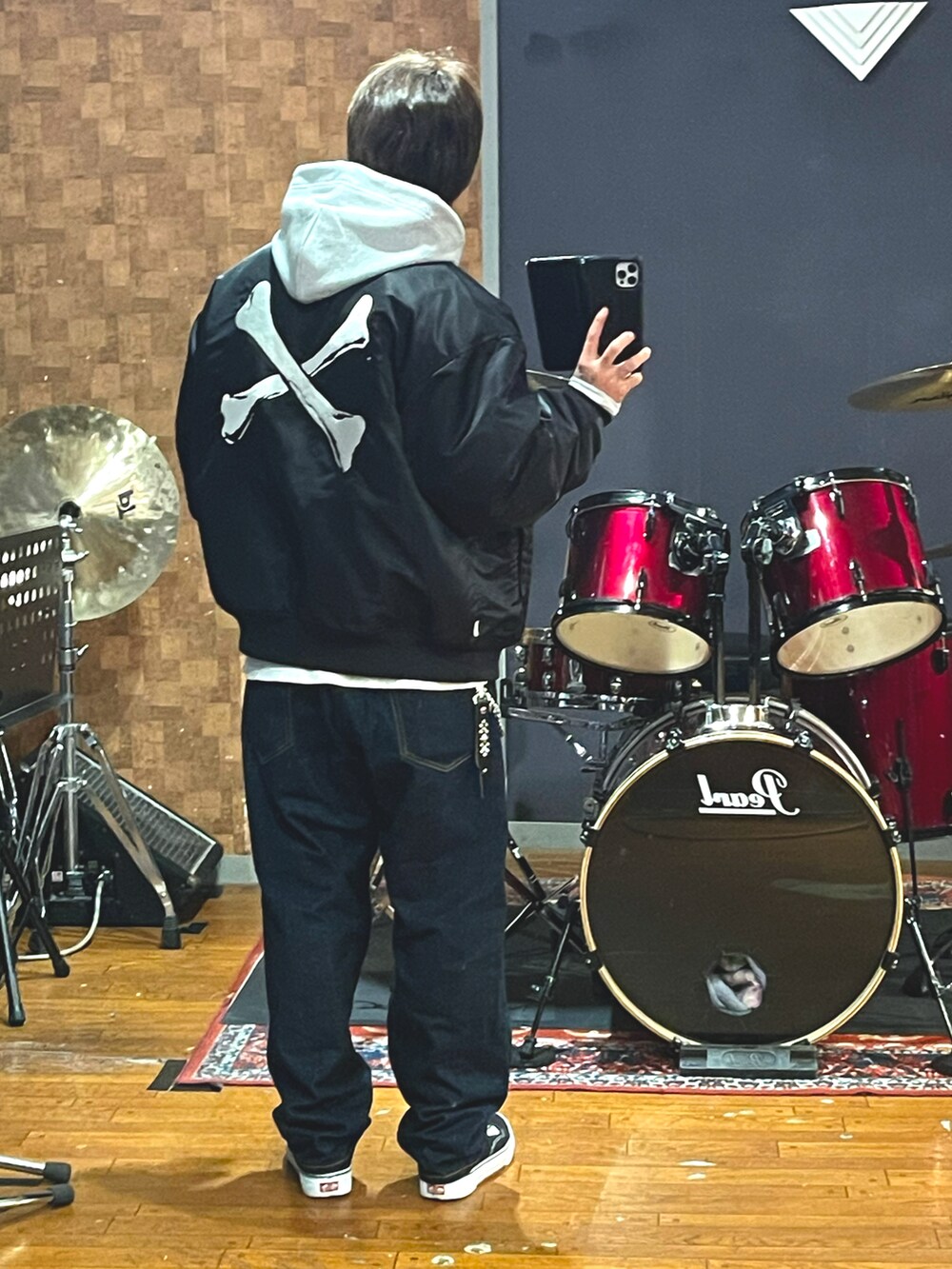 「wtaps、cahlumn、VANS、ナイロンジャケット、パーカー、デニム、スニーカー、ストリート、ビッグシルエット、オーバーサイズ、大人カジュアル、シンプルコーデ、カジュアル、おしゃれさんと繋がりたい、きれいめカジュアル」｜「WTAPSのアイテム（ナイロンジャケット、ブラック系）」を使った、minetoraさん（メンズ・171cm）の春コーディネートの4枚目の写真