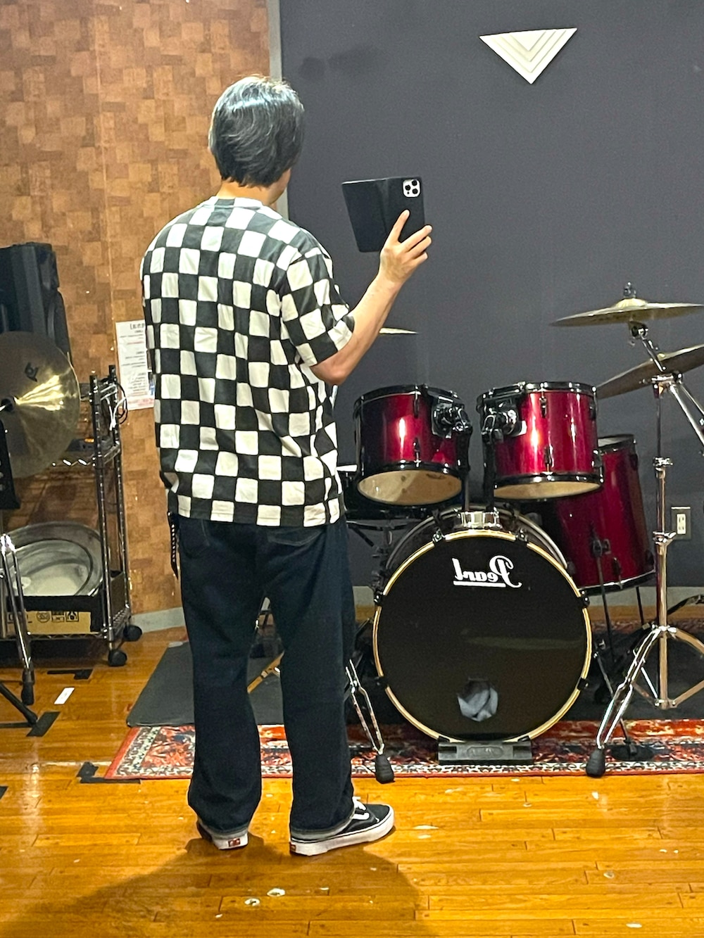 ホワイト系のTシャツ/カットソー、ブルー系のデニムパンツ、ブラック系のスニーカーを着用したメンズの夏コーディネートの4枚目の写真