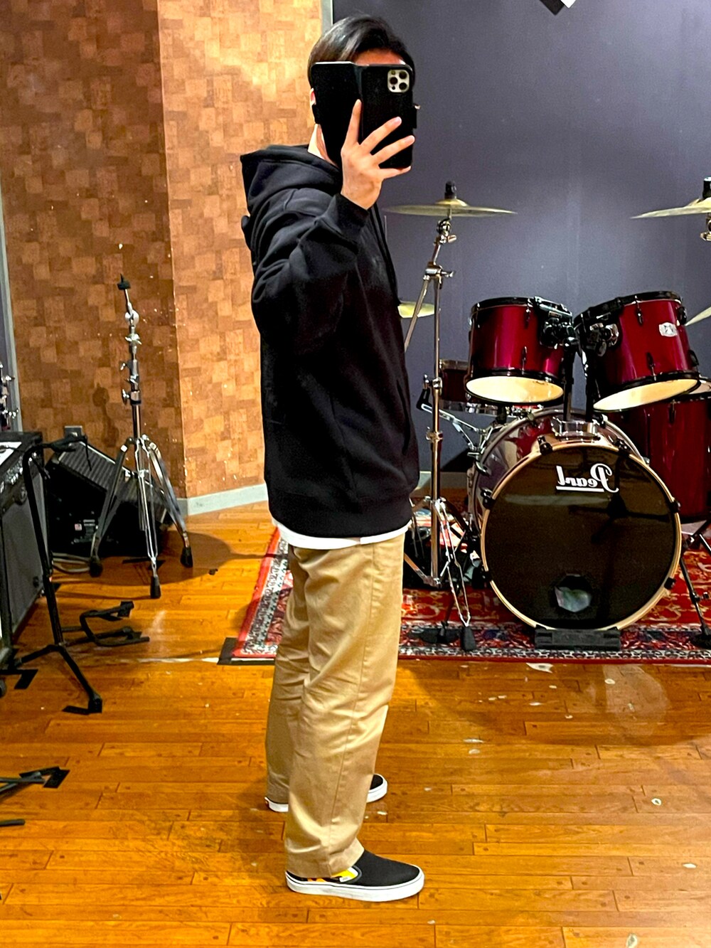 「オトナカジュアル、いいね、save、フォローお願いします🤑、きれいめカジュアル、ブラック、チノパン、スニーカー、violent grind、VANS、wtaps、NEIGHBORHOOD、CALEE、TENDERLOIN、RADIALL、WACOMARIA、ZORLAC」｜「violentgrindのアイテム（パーカー、ブラック系）」を使った、minetoraさん（メンズ・170cm）の春コーディネートの3枚目の写真