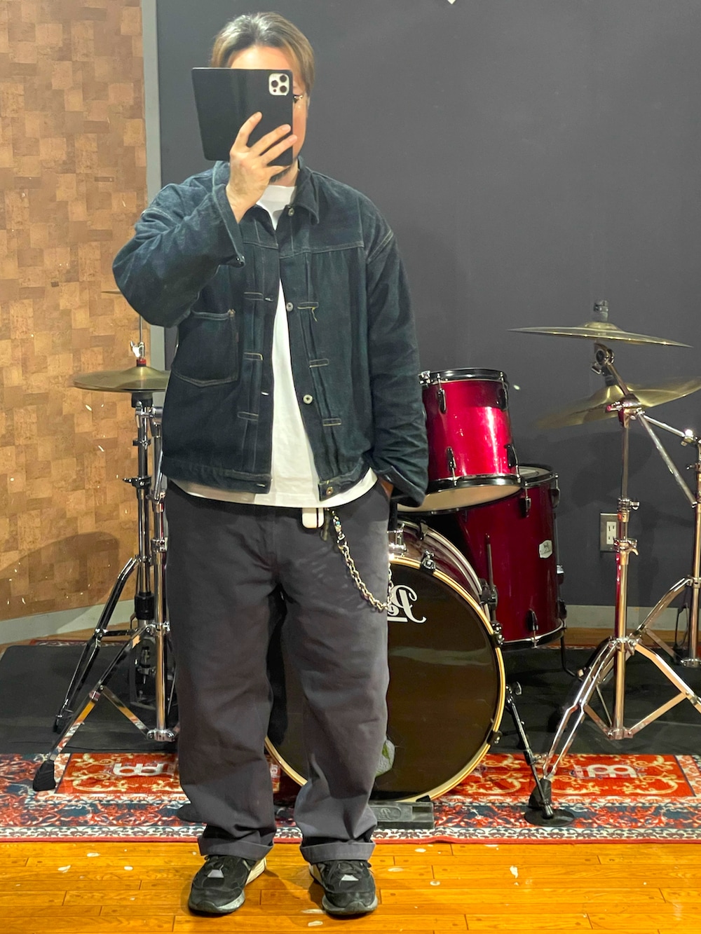 ブルー系のデニムジャケット、ホワイト系のTシャツ/カットソー、グレー系のその他パンツを着用したメンズの秋コーディネートの4枚目の写真