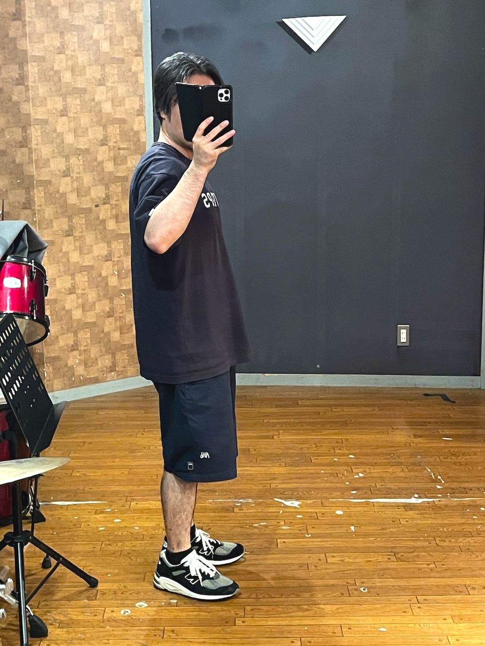 「wtaps、BROCHURE、ah.h、New Balance、シンプル、ビッグシルエット、オーバーサイズ、ストリート、ネイビー、Tシャツ、shorts、お洒落さんとつながりたい、いいね、save、フォローお願いします🤑、大人カジュアル、スニーカー」｜「WTAPSのアイテム（Tシャツ/カットソー、ブルー系）」を使った、minetoraさん（メンズ・171cm）の秋コーディネートの2枚目の写真