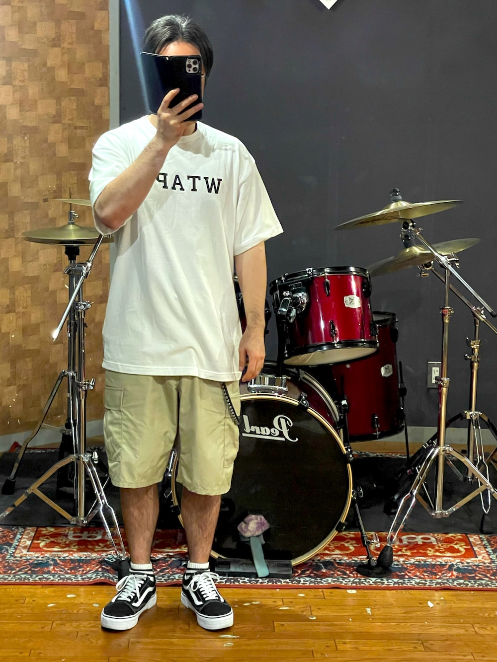 ホワイト系のTシャツ/カットソー、ベージュ系のカーゴパンツ、ブラック系のスニーカーを着用したメンズの夏コーディネートの5枚目の写真