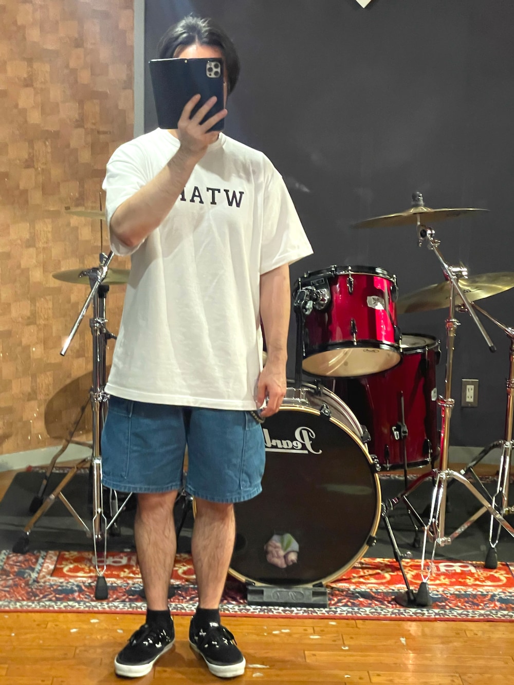 「ビッグシルエット、オーバーサイズ、ストリート、ラフ、カジュアル、大人カジュアル、スニーカー、カーゴパンツ、白Tシャツ、shorts、デニム、wtaps、VANS、シンプル、いいね、save、フォローお願いします🤑」｜「WTAPSのアイテム（Tシャツ/カットソー、ホワイト系）」を使った、minetoraさん（メンズ・171cm）の夏コーディネートの5枚目の写真