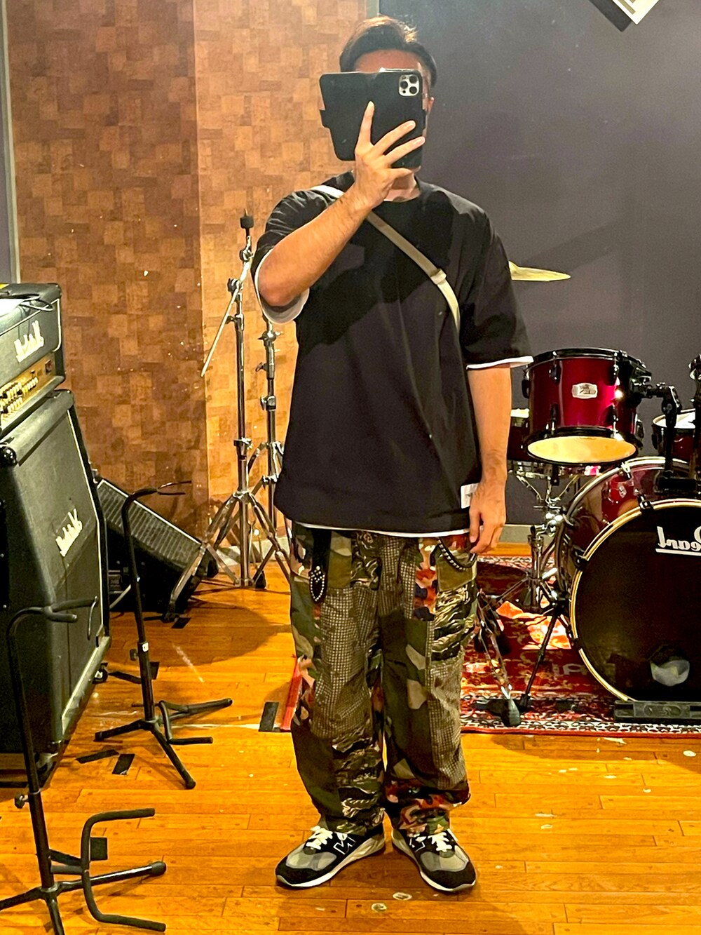 ブラック系のTシャツ/カットソー、ホワイト系のショルダーバッグ、その他のカーゴパンツを着用したメンズの秋コーディネートの4枚目の写真