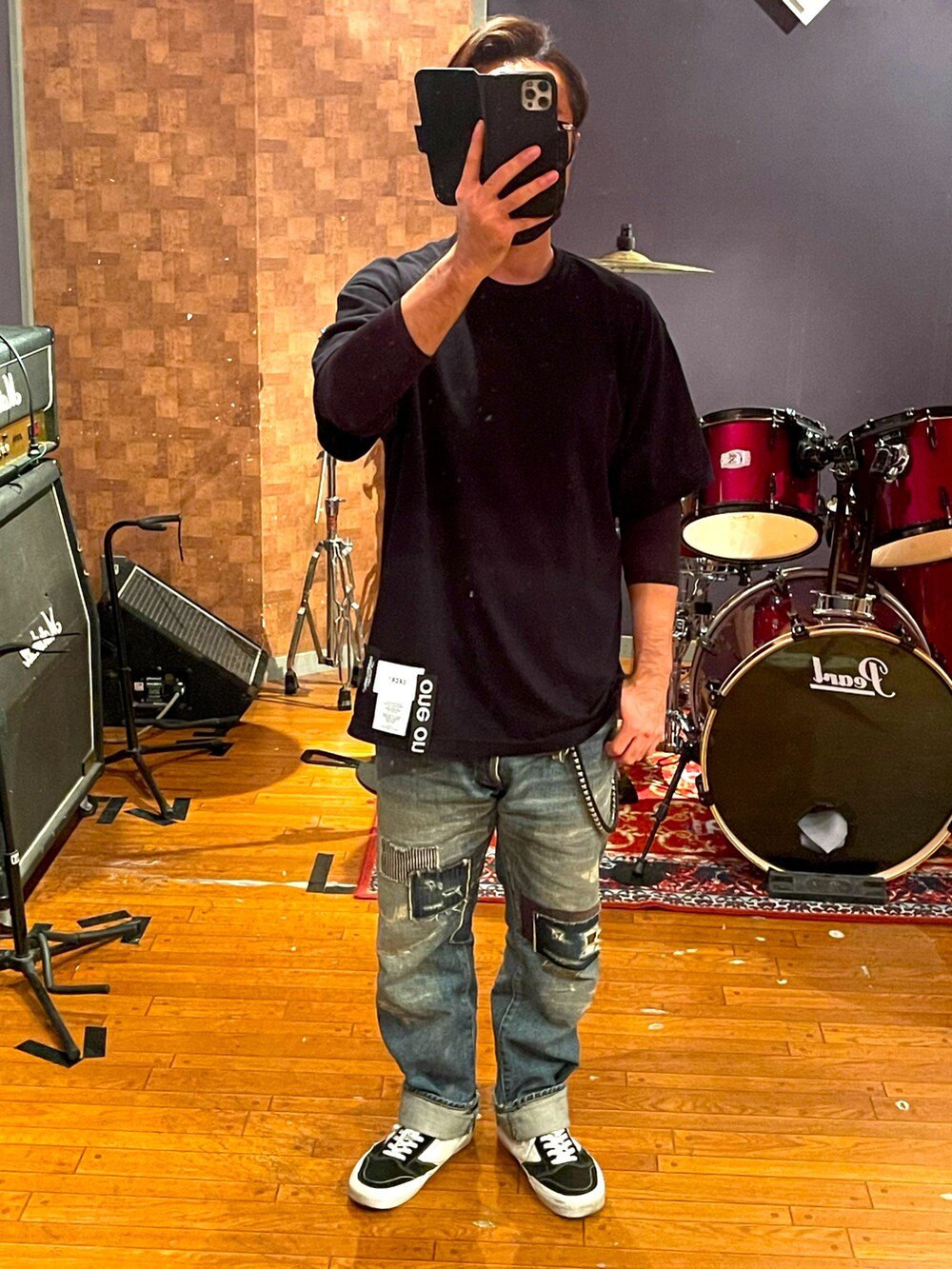 「秋服コーデ、きれいめカジュアル、大人カジュアル、シンプルスタイル、スニーカーコーデ、秋冬コーデ、休日コーデ、キレイめ、ストリート、VANS、UNDER COVER、wtaps、CALEE、おしゃれさんと繋がりたい、デニム」｜「WTAPSのアイテム（トップス、ブラック系）」を使った、minetoraさん（メンズ・170cm）の秋コーディネートの4枚目の写真
