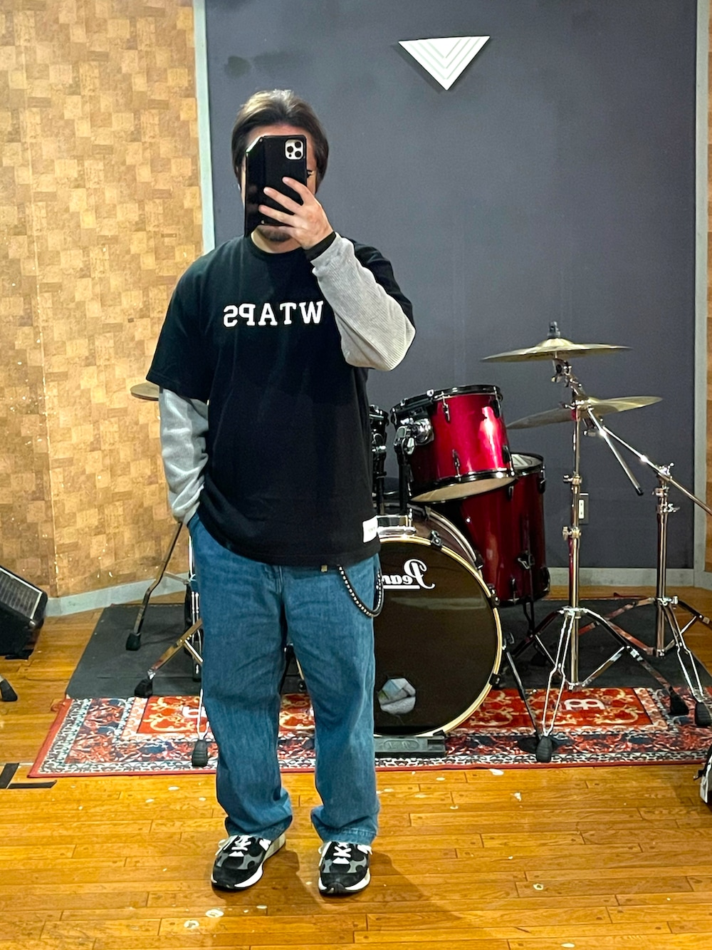 「THE NORTH FACE、wtaps、New Balance、休日スタイル、メンズファッション、デニム、ペインターパンツ、マンウンテンパーカー、大人カジュアル、シンプルコーデ、スニーカー、ラフ、ストリート、カジュアル、いいね、save、フォローお願いします🤑」｜「THE NORTH FACEのアイテム（マウンテンパーカー、ホワイト系）」を使った、minetoraさん（メンズ・171cm）の冬コーディネートの2枚目の写真