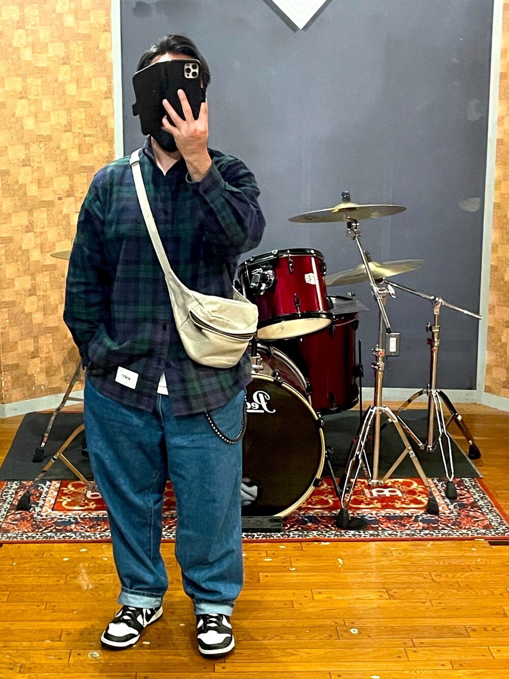 グリーン系のシャツ/ブラウス、ホワイト系のショルダーバッグ、ブルー系のデニムパンツを着用したメンズの秋コーディネートの4枚目の写真