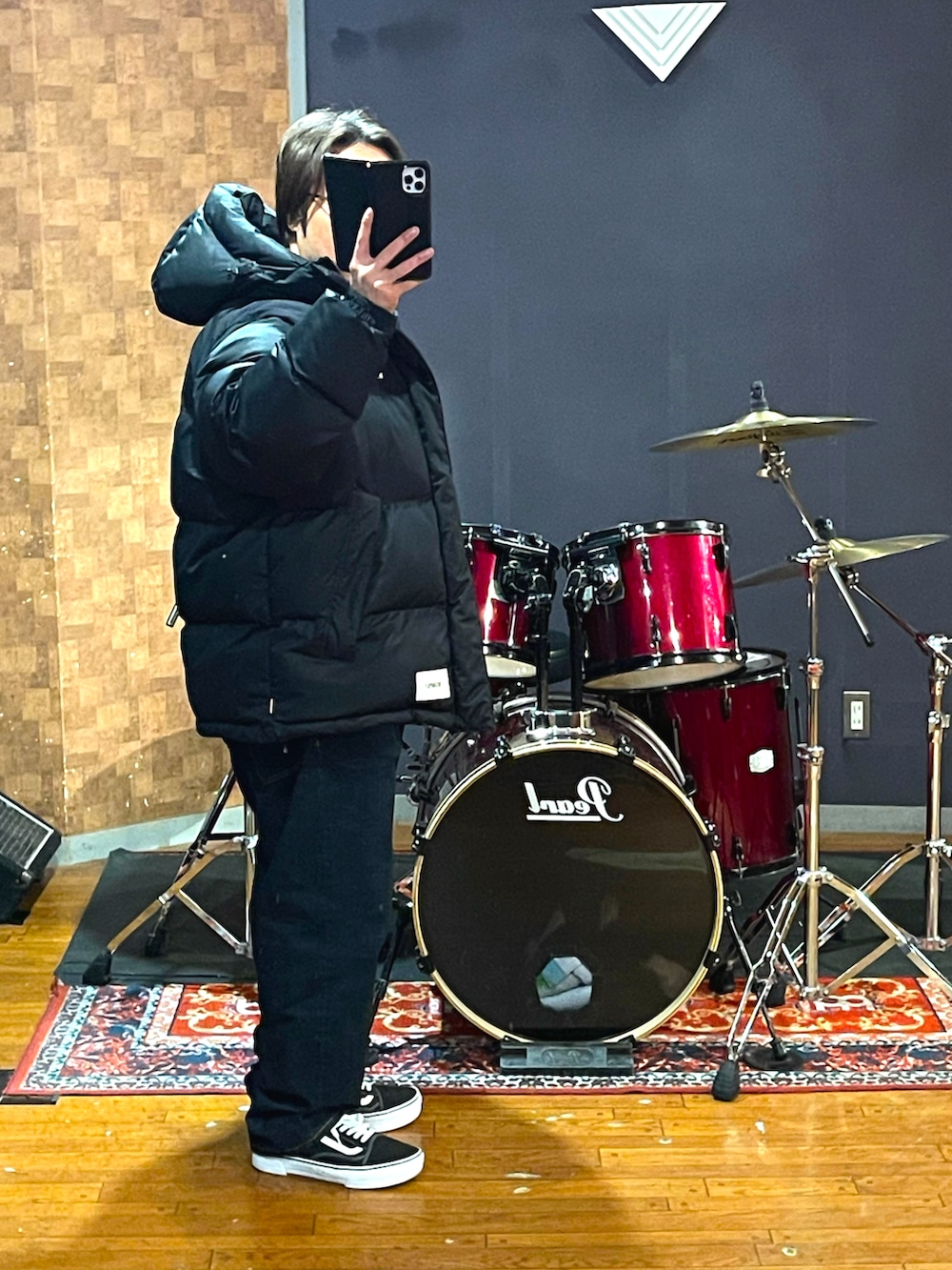 ブラック系のダウンジャケット/コート、ブルー系のデニムパンツ、ブラック系のスニーカーを着用したメンズの冬コーディネートの3枚目の写真