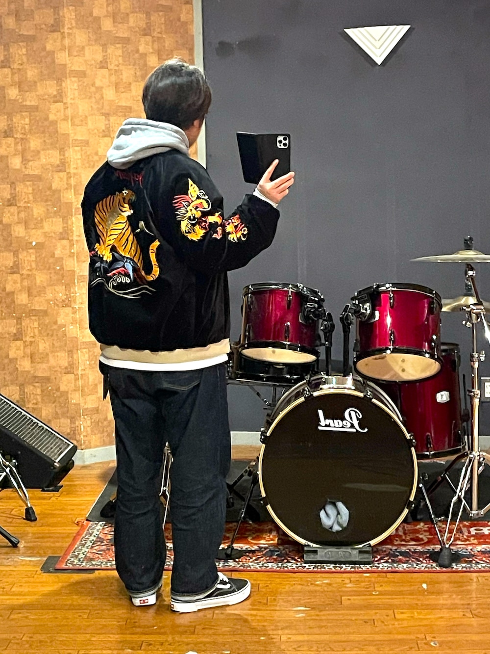 ブラック系のスカジャン、グレー系のパーカー、ブルー系のデニムパンツを着用したメンズの冬コーディネートの4枚目の写真