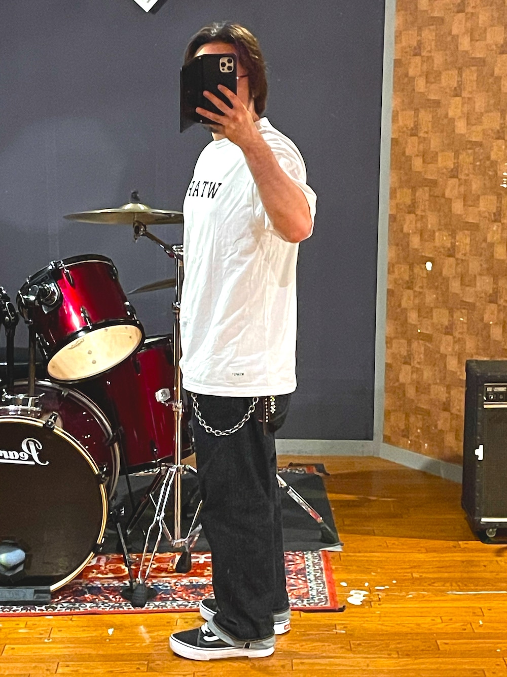「wtaps、uchidahousei、VANS、ストリート、アメカジ、デニム、白Tシャツ、大人カジュアル、カジュアル、シンプルコーデ、ラフ、夏、きれいめカジュアル、お洒落さんとつながりたい、いいね、save、フォローお願いします🤑」｜「WTAPSのアイテム（Tシャツ/カットソー、ホワイト系）」を使った、minetoraさん（メンズ・171cm）の春コーディネートの2枚目の写真
