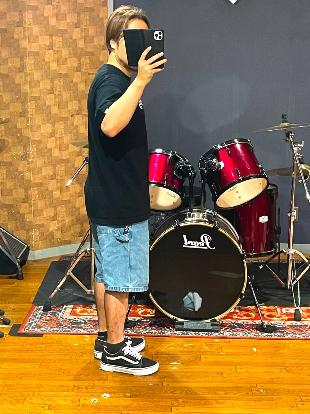 ブラック系のTシャツ/カットソー、ブルー系のデニムパンツ、ブラック系のスニーカーを着用したメンズの夏コーディネートの2枚目の写真