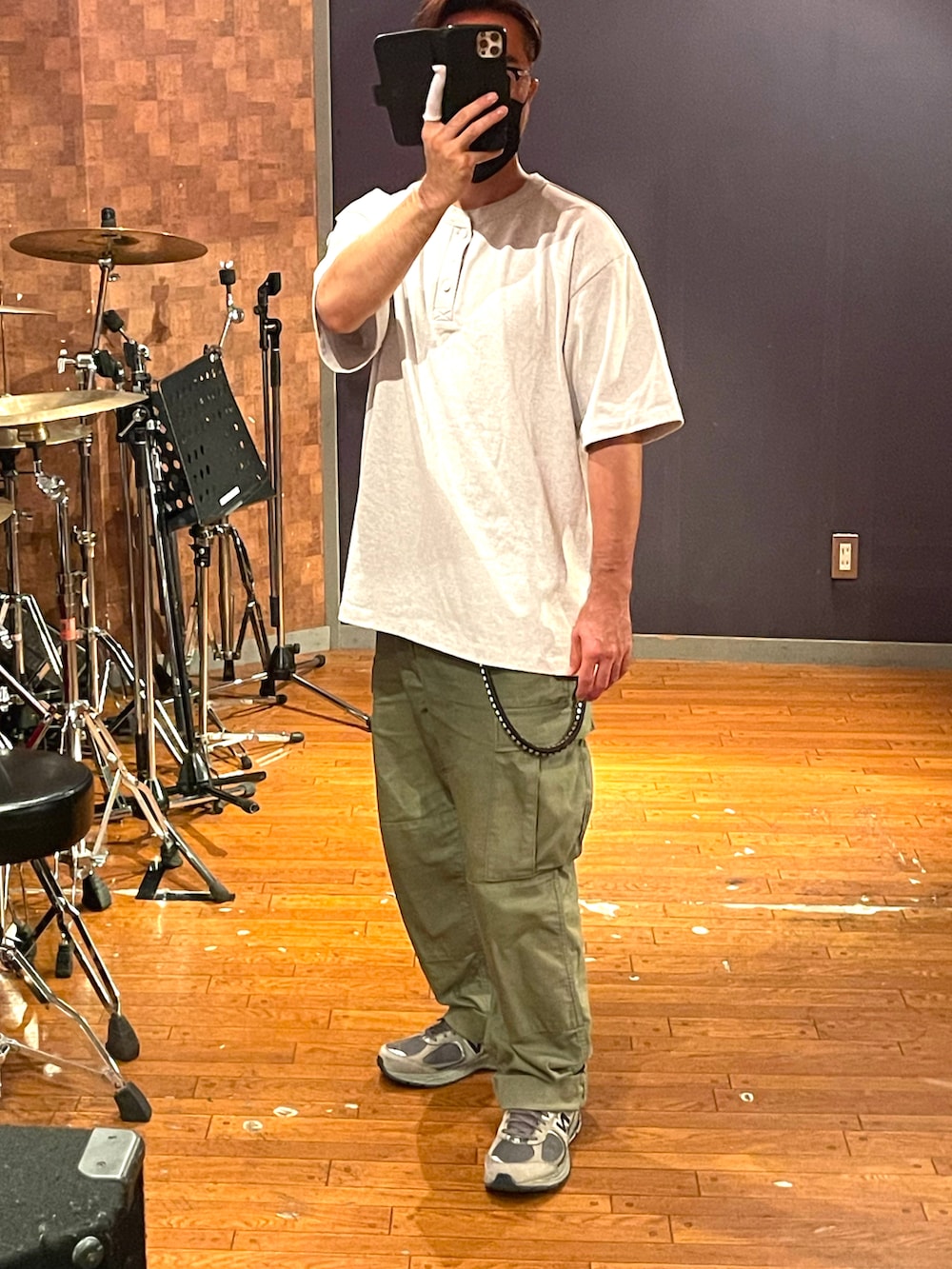 「シンプルスタイル、スニーカー、シンプル、カジュアルコーデ、大人カジュアル、Tシャツ、ヘンリーネック、カーゴパンツ、オーバーサイズ、ビッグシルエット、きれいめカジュアル、フリークスストア、CALEE、New Balance、ルード」｜「FREAK'S STOREのアイテム（Tシャツ/カットソー、グレー系）」を使った、minetoraさん（メンズ・170cm）の秋コーディネートの3枚目の写真