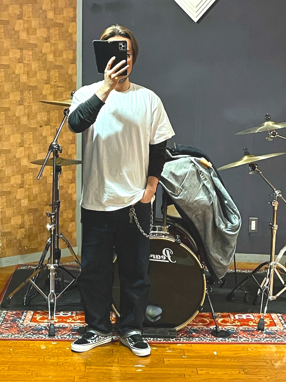 「wtaps、ONEPIECE OF ROCK、VANS、デニム、デニムジャケット、セットアップ、スニーカー、ストリート、シンプルコーデ、レイヤードスタイル、白Tシャツ、カジュアルコーデ、大人カジュアル、おしゃれさんと繋がりたい、いいね、save、フォローお願いします🤑」｜「onepiece of rockのアイテム（デニムジャケット、ブルー系）」を使った、minetoraさん（メンズ・171cm）の春コーディネートの5枚目の写真
