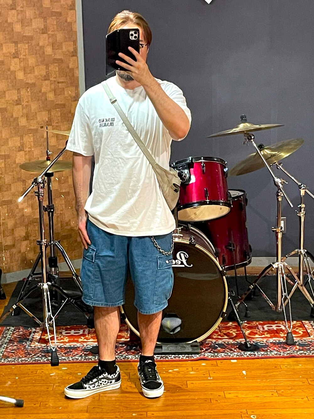 「wackomaria、wtaps、VANS、白Tシャツ、デニム、スニーカー、レオパード、夏コーデ、カーゴパンツ、ショーツ、夏だ！Tシャツ着よう！、大人コーデ、大人カジュアル、シンプルコーデ、ストリート」｜「wackomariaのアイテム（Tシャツ/カットソー、ホワイト系）」を使った、minetoraさん（メンズ・171cm）の夏コーディネートの5枚目の写真