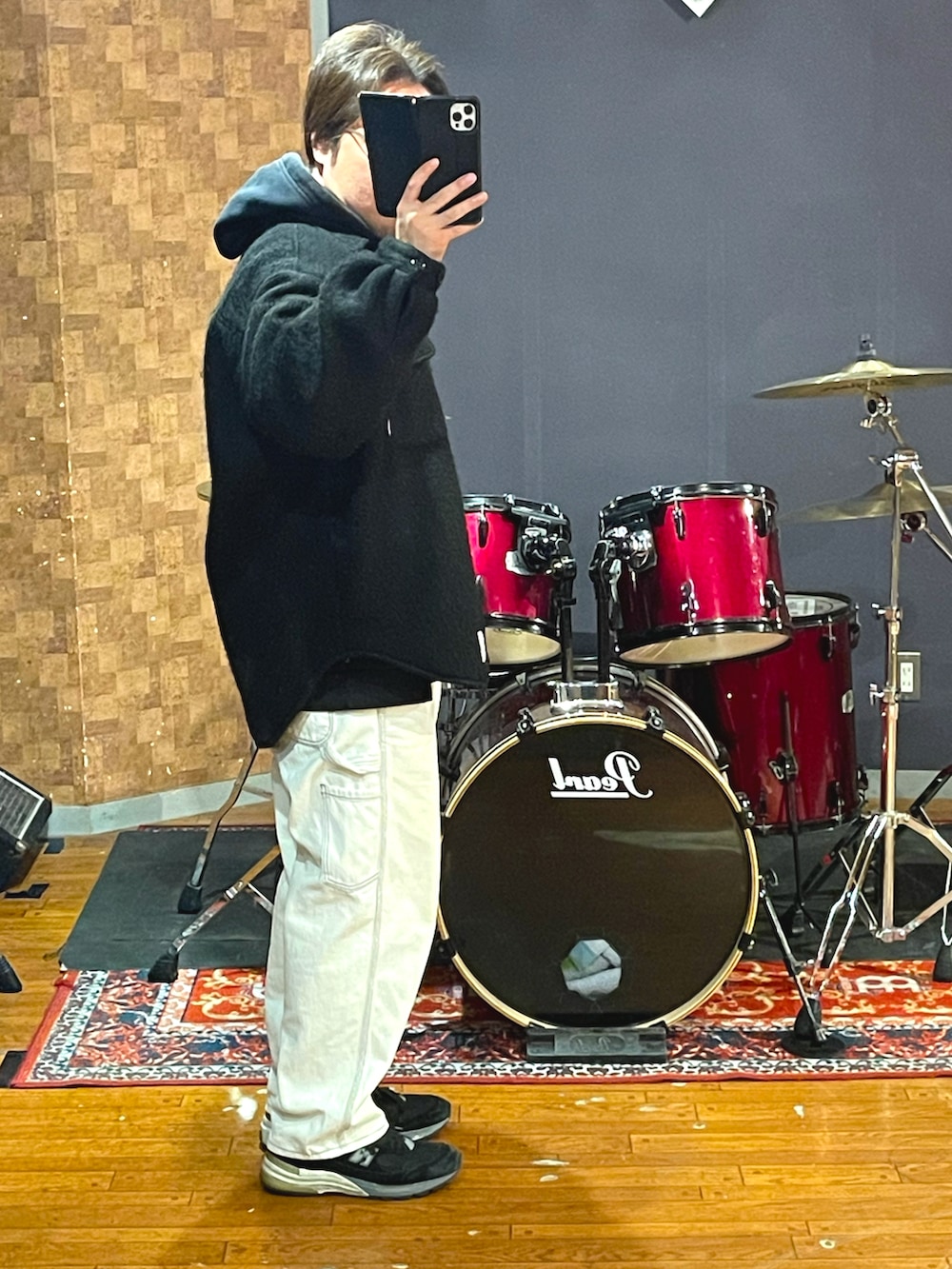 ブラック系のジャケット/アウター、ホワイト系のデニムパンツ、ブラック系のスニーカーを着用したメンズの秋コーディネートの2枚目の写真