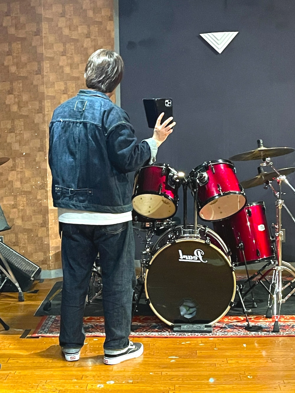 「onepieceofrock、BEAMS、Champion、VANS、デニム、スニーカー、ウォレットチェーン、春コーデ、白Tシャツ、カジュアル、大人カジュアル、シンプルコーデ、ラフ、アメカジ、今日のコーデ」｜「onepiece of rockのアイテム（デニムジャケット、ブルー系）」を使った、minetoraさん（メンズ・171cm）の春コーディネートの3枚目の写真