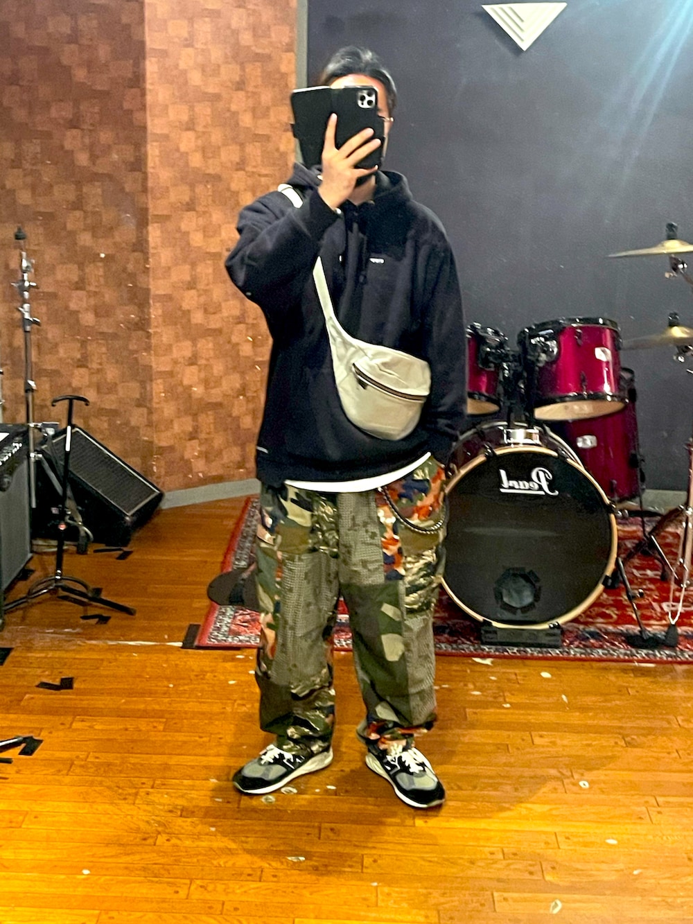 「休日コーデ、きれいめカジュアル、大人カジュアル、シンプルコーデ、カーゴパンツ、春、パーカー、ラフ、ストリート、ビッグシルエット、オーバーサイズ、wtaps、New Balance、NEIGHBORHOOD、CALEE」｜「WTAPSのアイテム（パーカー、ブラック系）」を使った、minetoraさん（メンズ・170cm）の春コーディネートの4枚目の写真