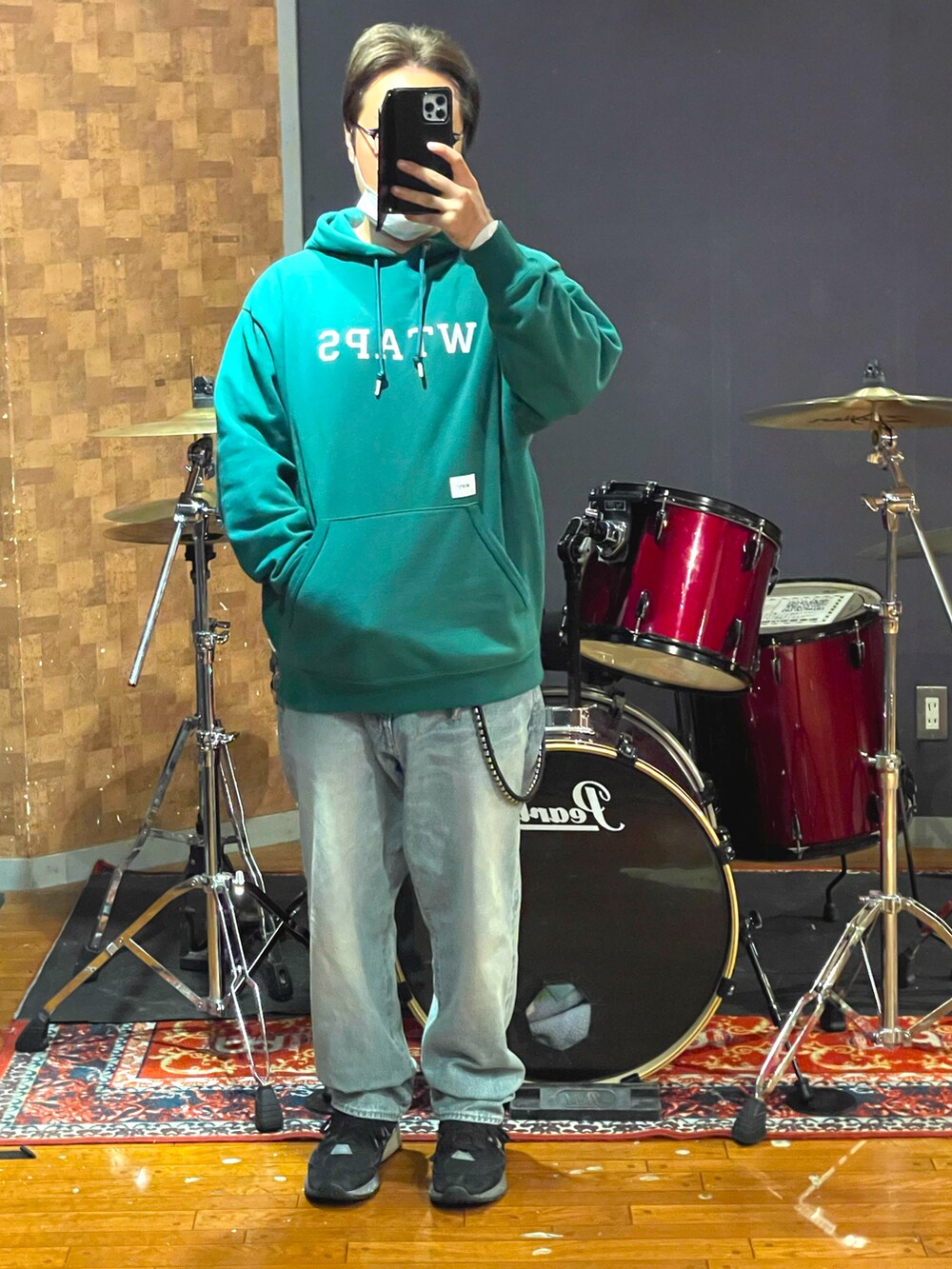 「wtaps、Liberaiders、New Balance、パーカー、デニム、スニーカー、カジュアル、ストリート、ラフ、お洒落さんとつながりたい、いいね、save、フォローお願いします🤑、ビッグシルエット、オーバーサイズ、大人カジュアル、今日のコーデ」｜「WTAPSのアイテム（パーカー、グリーン系）」を使った、minetoraさん（メンズ・171cm）の秋コーディネートの5枚目の写真