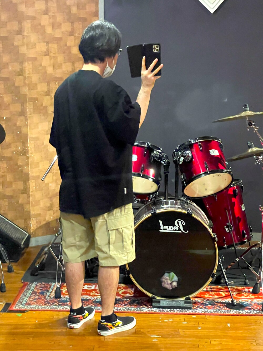 ブラック系のTシャツ/カットソー、ベージュ系のカーゴパンツ、ブラック系のスニーカーを着用したメンズの夏コーディネートの4枚目の写真