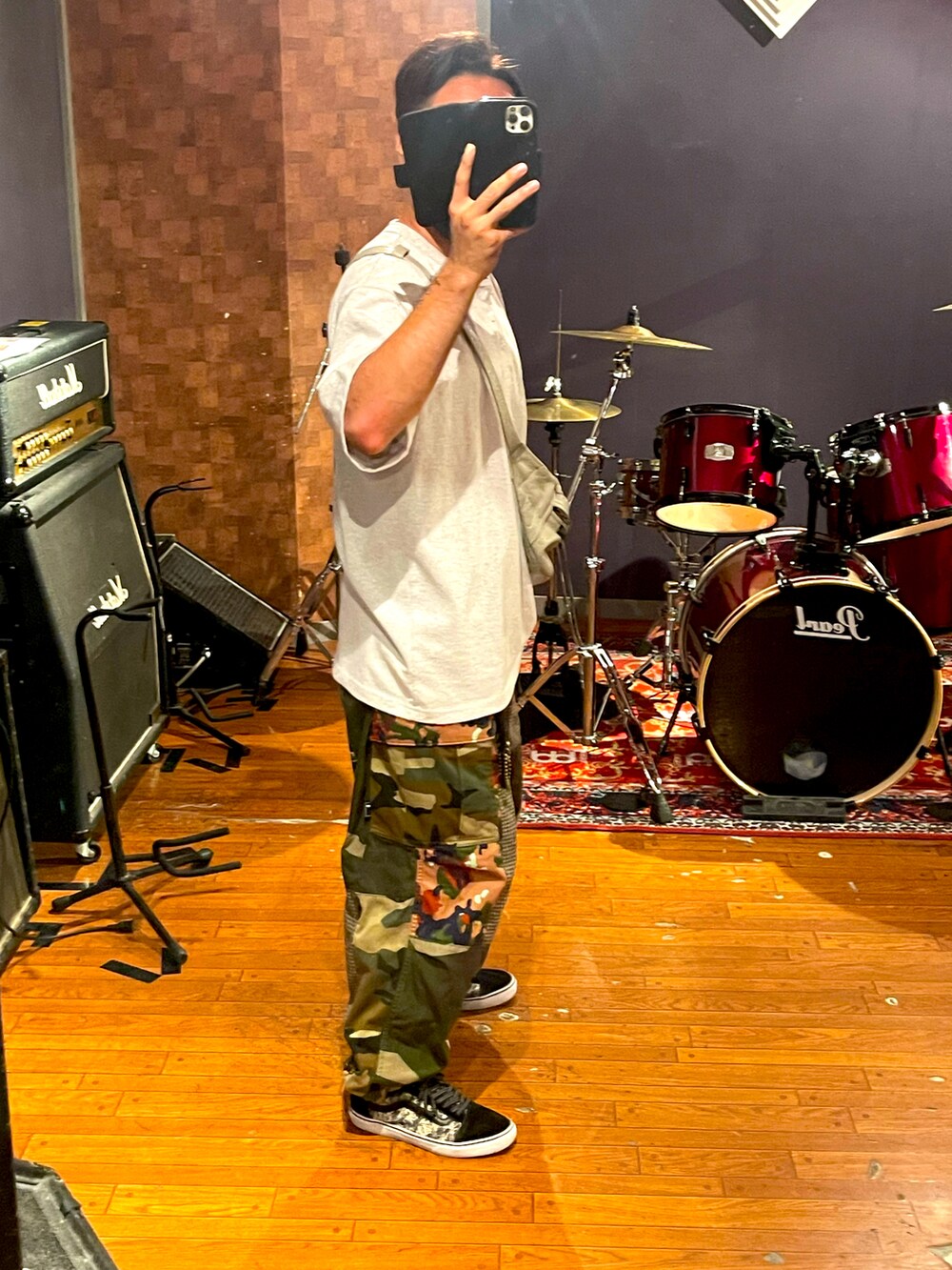 グレー系のTシャツ/カットソー、ホワイト系のショルダーバッグ、その他のカーゴパンツを着用したメンズの秋コーディネートの2枚目の写真