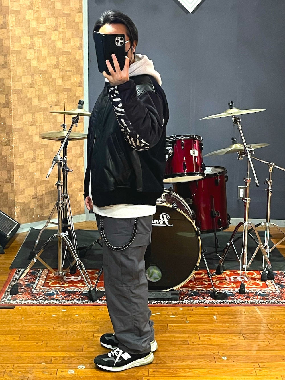 「シンプル、カジュアル、ラフ、ミリタリー、MA-1、カーゴパンツ、パーカー、ビッグシルエット、オーバーサイズ、スニーカー、いいね、save、フォローお願いします🤑、冬コーデ、NEIGHBORHOOD、New Balance、wtaps」｜「NEIGHBORHOODのアイテム（MA-1、ブラック系）」を使った、minetoraさん（メンズ・171cm）の冬コーディネートの3枚目の写真