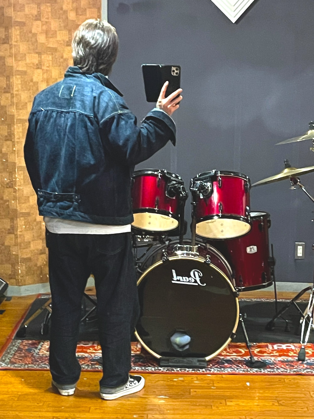 「wtaps、ONEPIECE OF ROCK、VANS、デニム、デニムジャケット、セットアップ、スニーカー、ストリート、シンプルコーデ、レイヤードスタイル、白Tシャツ、カジュアルコーデ、大人カジュアル、おしゃれさんと繋がりたい、いいね、save、フォローお願いします🤑」｜「onepiece of rockのアイテム（デニムジャケット、ブルー系）」を使った、minetoraさん（メンズ・171cm）の春コーディネートの4枚目の写真