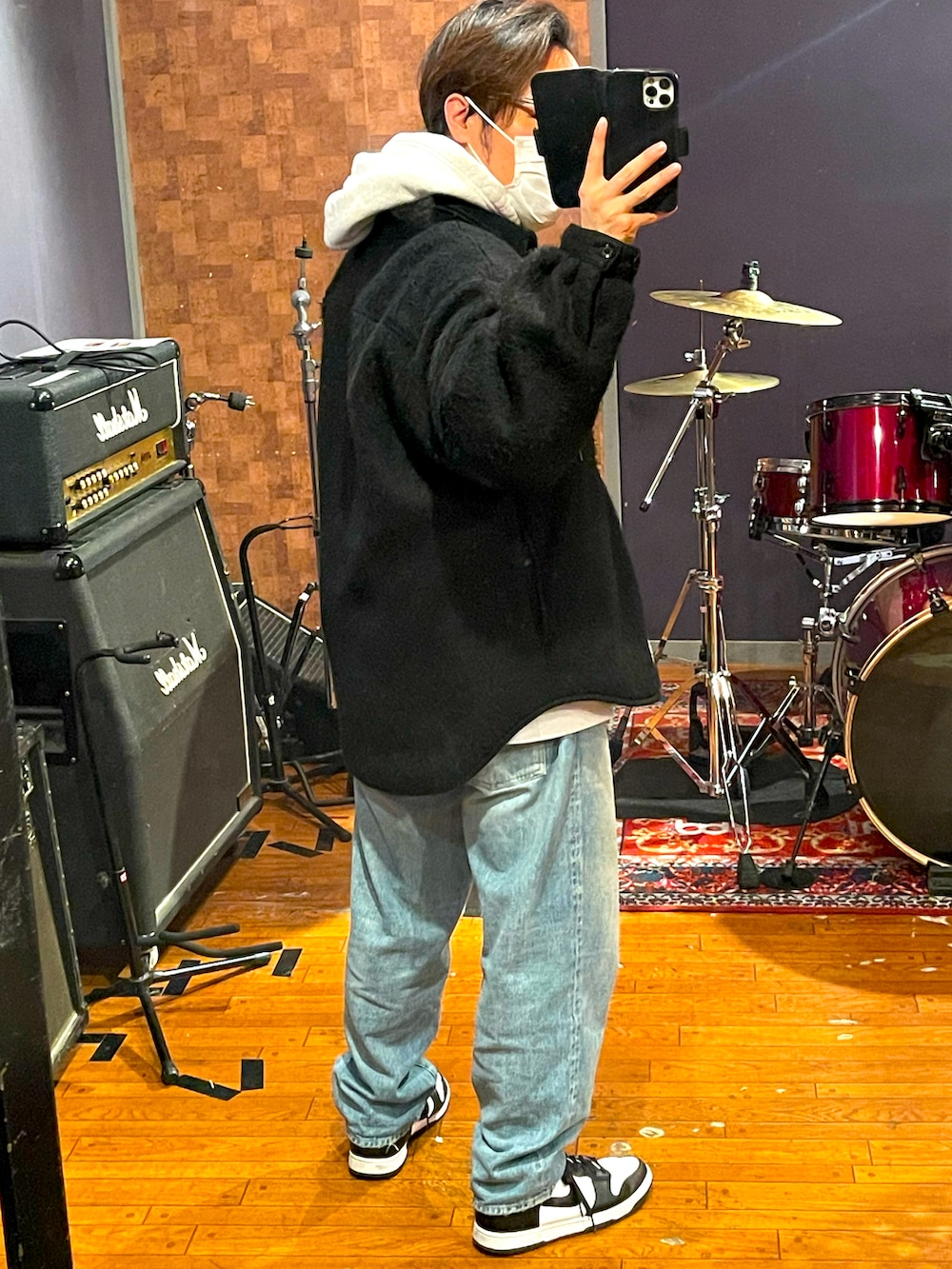 ブラック系のジャケット/アウター、ブルー系のデニムパンツ、ホワイト系のスニーカーを着用したメンズの春コーディネートの5枚目の写真