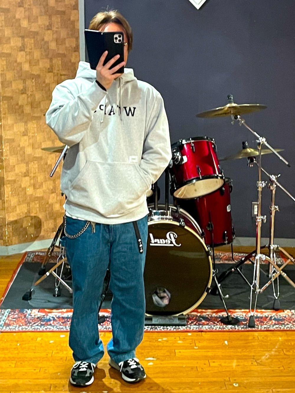 「wtaps、NEIGHBORHOOD、New Balance、ビッグシルエット、ペインターパンツ、パーカー、MA-1、ヘビーウェイト、スニーカー、デニム、大人カジュアル、ストリート、シンプルコーデ、カジュアル、お洒落さんとつながりたい」｜「NEIGHBORHOODのアイテム（MA-1、ブラック系）」を使った、minetoraさん（メンズ・171cm）の春コーディネートの4枚目の写真