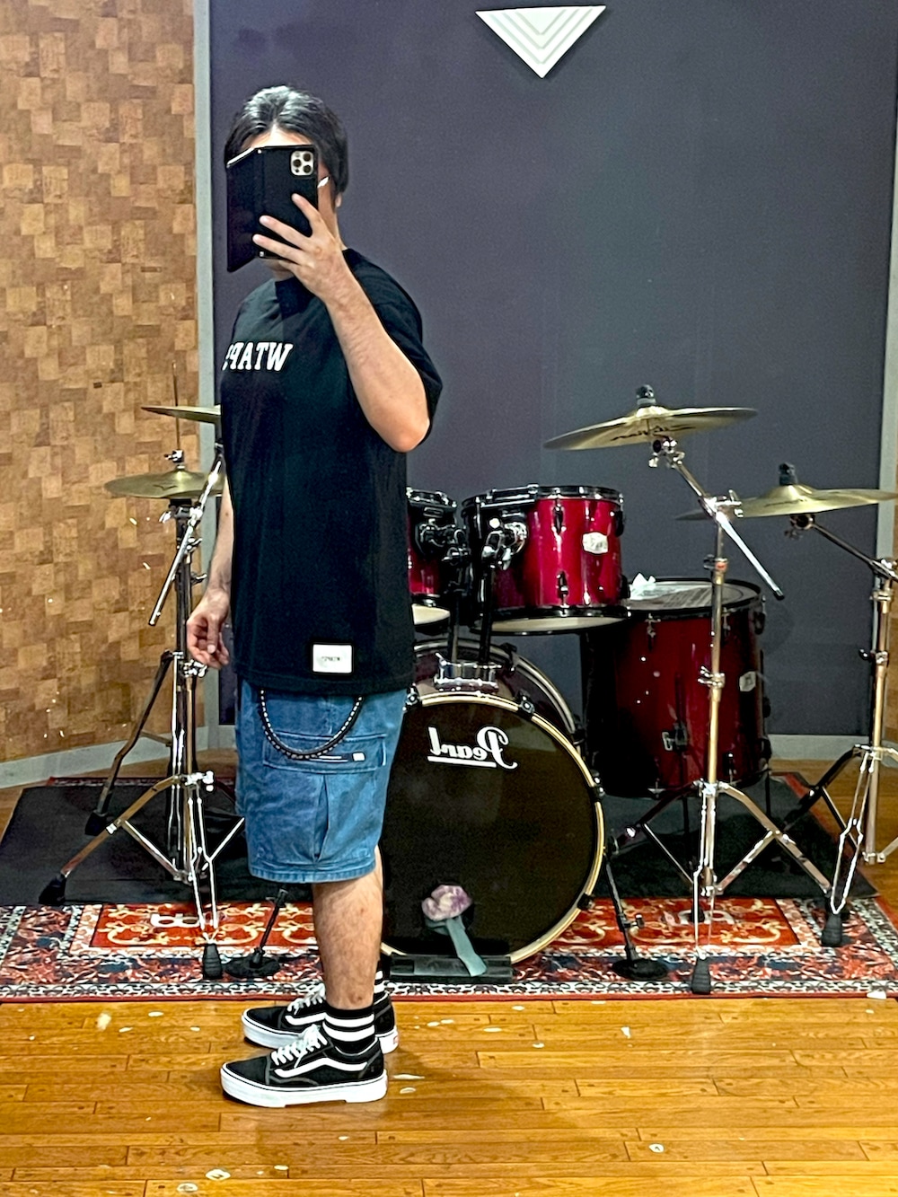 「wtaps、VANS、アツいコーデ全部見せ、ビッグシルエット、大人カジュアル、シンプル、ラフ、Tシャツ、黒、デニム、shorts、スニーカー、ストリート、カジュアル、夏コーデ」｜「WTAPSのアイテム（Tシャツ/カットソー、ブラック系）」を使った、minetoraさん（メンズ・171cm）の夏コーディネートの4枚目の写真