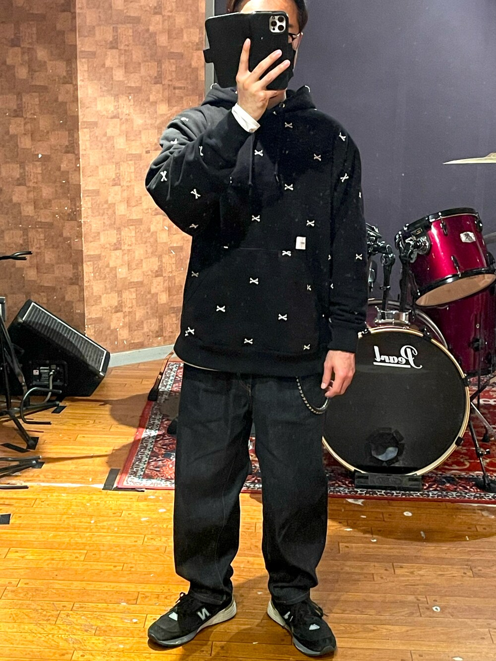 「シンプル、オトナカジュアル、ワイドパンツ、お洒落さんとつながりたい、アメカジ、デニム、ラフ、きれいめカジュアル、スニーカー、いいね、save、フォローお願いします🤑、パーカー、wtaps、jornalstandard、New Balance、ビッグシルエット」｜「WTAPSのアイテム（パーカー、ブラック系）」を使った、minetoraさん（メンズ・170cm）の春コーディネートの4枚目の写真
