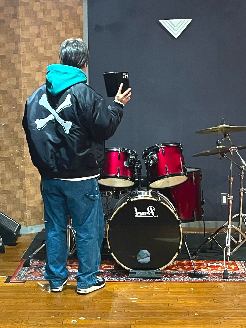 ブラック系のジャケット/アウター、ブルー系のデニムパンツ、ブルー系のスニーカーを着用したメンズの秋コーディネートの3枚目の写真