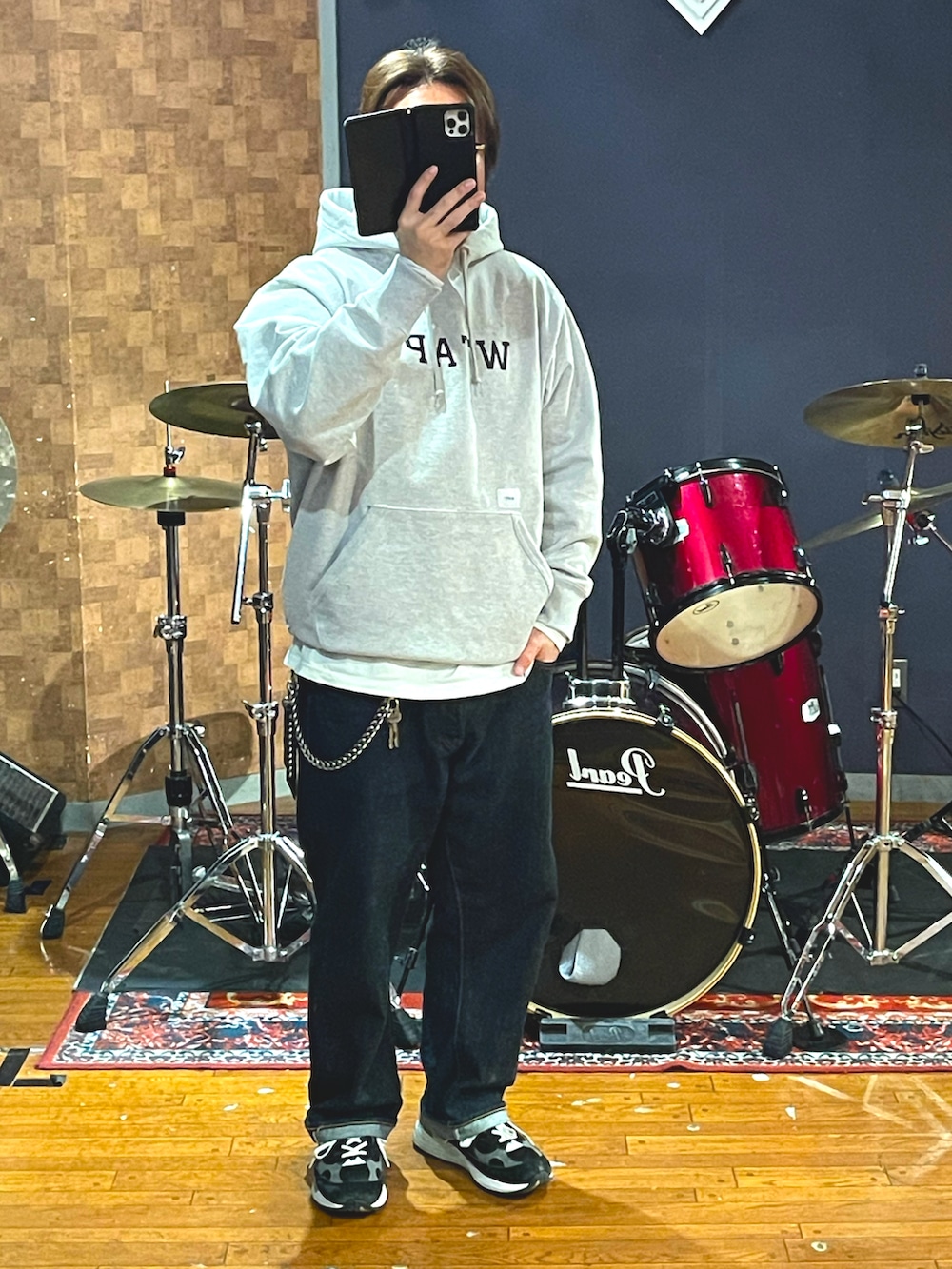 「wtaps、uchidahousei、New Balance、パーカー、厚手、デニム、スニーカー、ラフ、カジュアル、大人カジュアル、シンプルコーデ、おしゃれさんと繋がりたい、いいね、save、フォローお願いします🤑、ストリート、スニーカーコーデ」｜「WTAPSのアイテム（パーカー、グレー系）」を使った、minetoraさん（メンズ・171cm）の春コーディネートの5枚目の写真