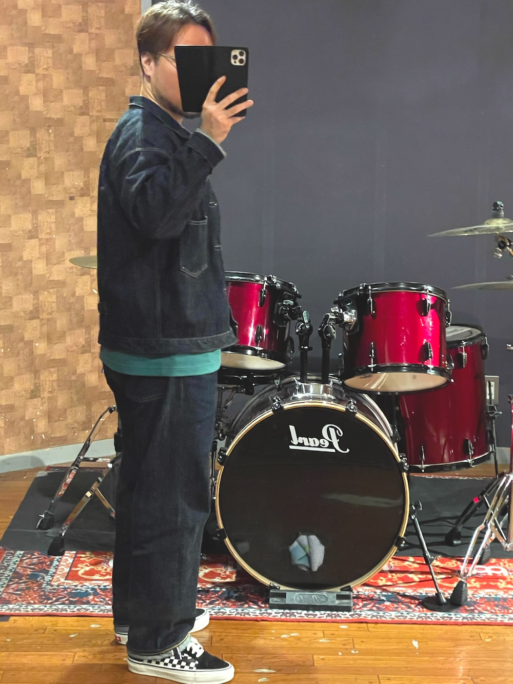 ブルー系のデニムジャケット、ブルー系のデニムパンツ、グリーン系のTシャツ/カットソーを着用したメンズの秋コーディネートの4枚目の写真