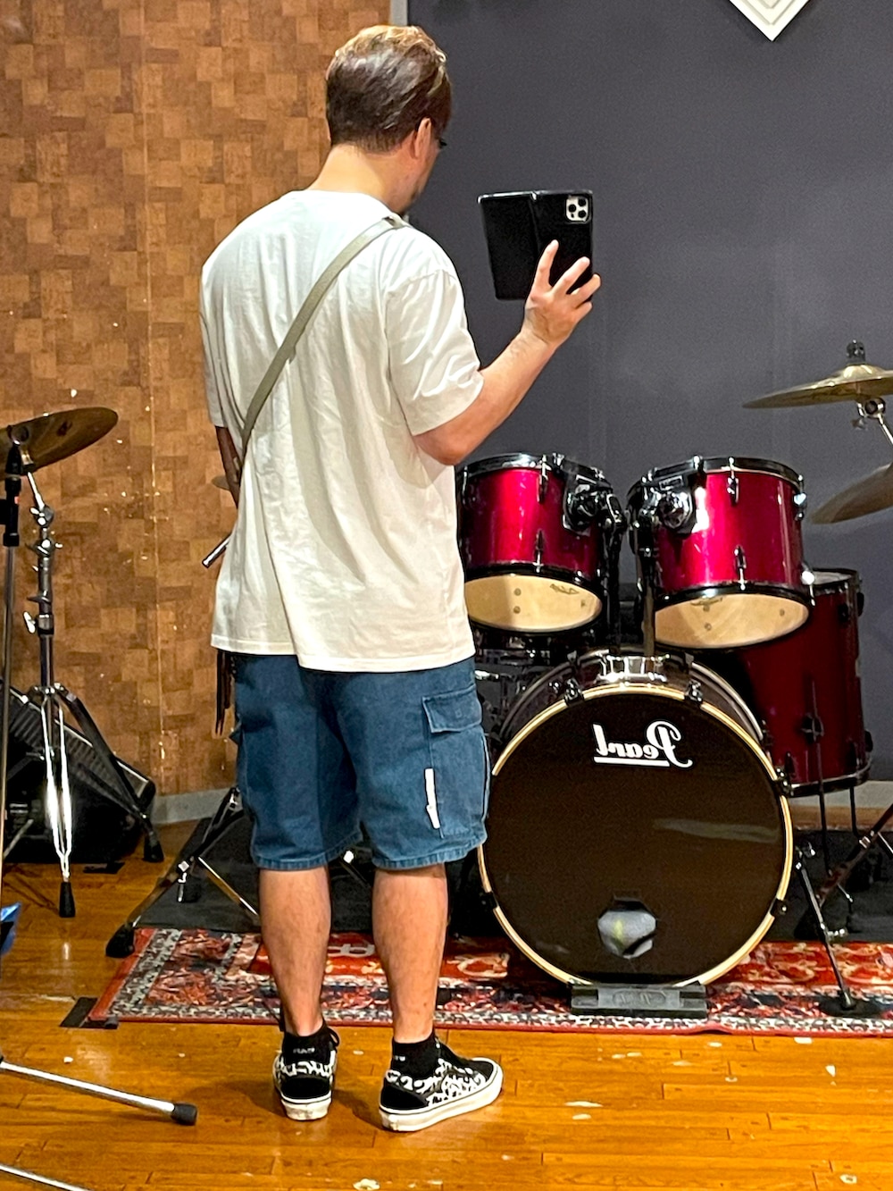 「wackomaria、wtaps、VANS、白Tシャツ、デニム、スニーカー、レオパード、夏コーデ、カーゴパンツ、ショーツ、夏だ！Tシャツ着よう！、大人コーデ、大人カジュアル、シンプルコーデ、ストリート」｜「wackomariaのアイテム（Tシャツ/カットソー、ホワイト系）」を使った、minetoraさん（メンズ・171cm）の夏コーディネートの3枚目の写真