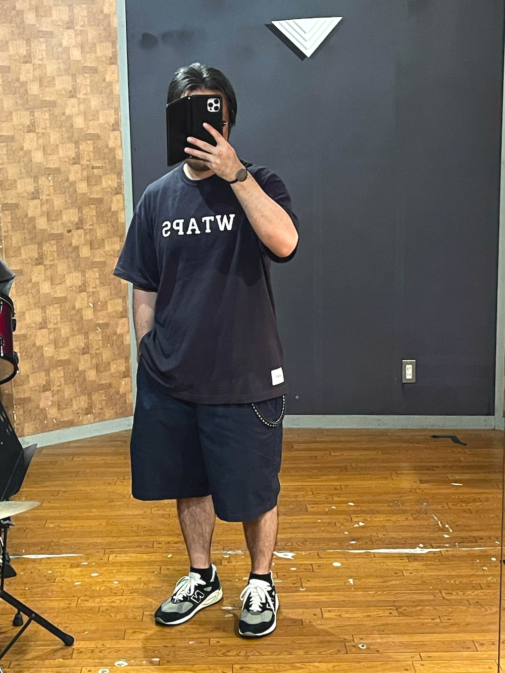 「wtaps、BROCHURE、ah.h、New Balance、シンプル、ビッグシルエット、オーバーサイズ、ストリート、ネイビー、Tシャツ、shorts、お洒落さんとつながりたい、いいね、save、フォローお願いします🤑、大人カジュアル、スニーカー」｜「WTAPSのアイテム（Tシャツ/カットソー、ブルー系）」を使った、minetoraさん（メンズ・171cm）の秋コーディネートの5枚目の写真